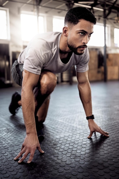 Секретной формулы нет. Снимок спортивного молодого человека, разминающего ноги во время тренировки в тренажерном зале.