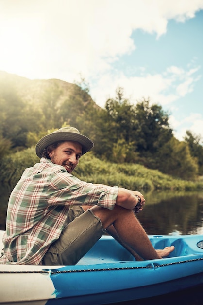 호수에서 카누를 타러 가는 젊은 남자의 초상