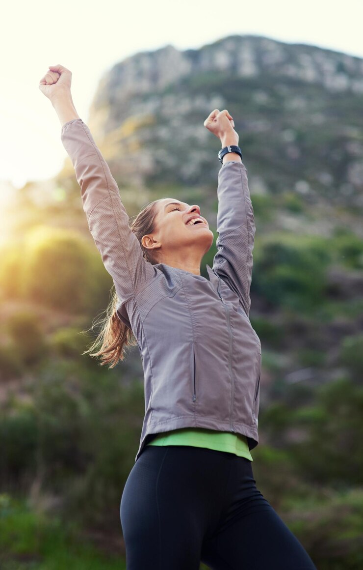 Photo theres nothing she cant achieve shot of a young woman with her arms raised in vicotry while out for a trail run