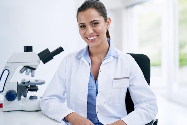 В науке так много интересного и интересного Портрет молодой женщины-ученого, работающей в лаборатории