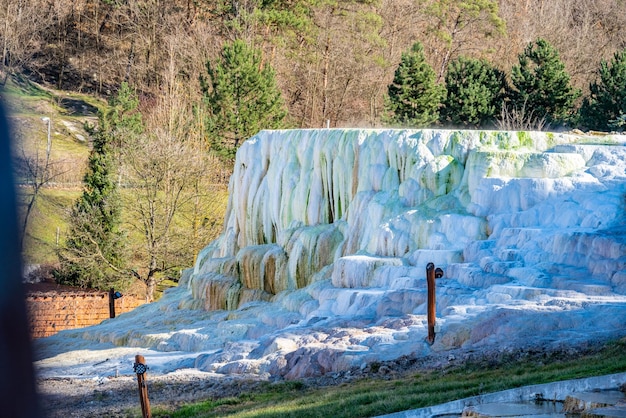 Thermaalwaterbaden in Egerszalok De kalksteenheuvel Minerale natuurlijke terrassen in Egerszalok, Hongarije