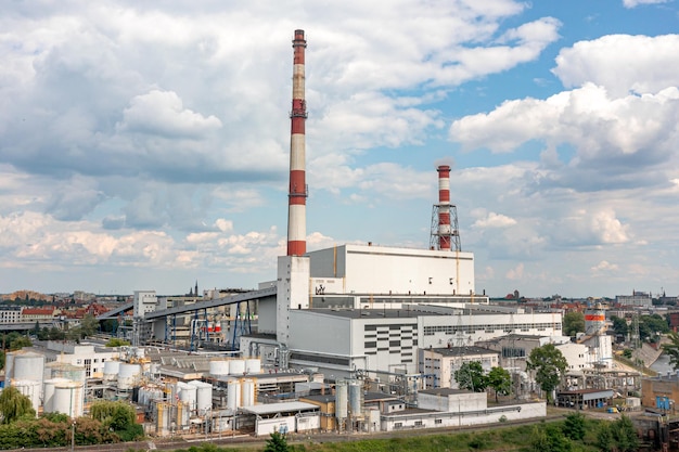 Photo thermal power plant in the city center against the blue sky large chimneys in the city center