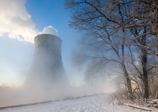 Тепловая электростанция зимой в тумане