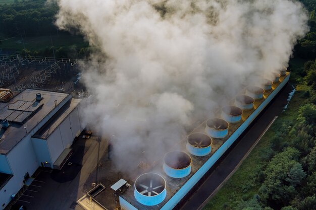 煙蒸気巨大蒸留塔の火力発電所が稼働中