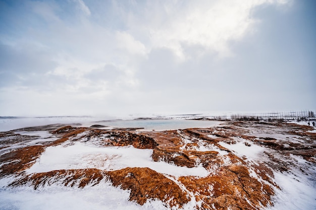 Thermische bron in de Haukadalur-vallei Geysir geothermisch gebied winter ijsland