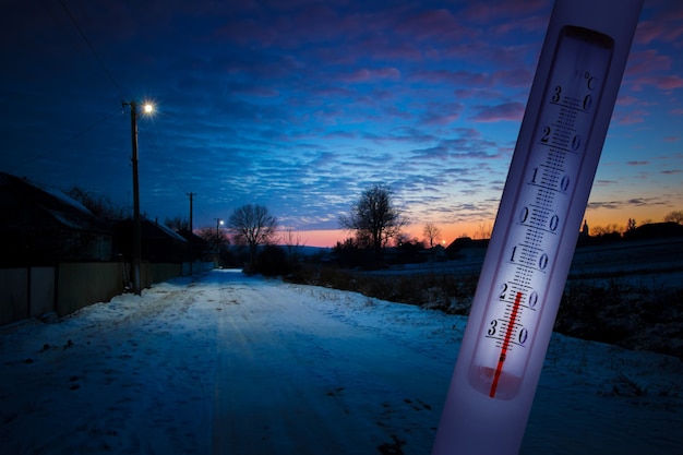 Foto il termometro sullo sfondo del paesaggio invernale una temperatura di meno 17 gradi