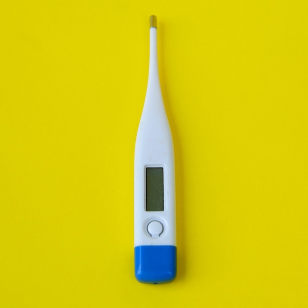 Thermometer geïsoleerd op gele achtergrond