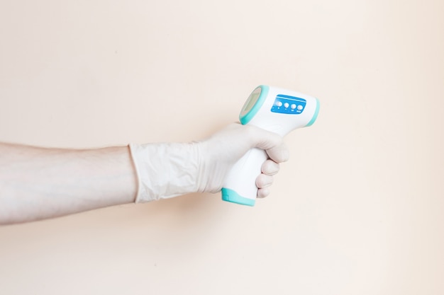 온도계 총 아이소메트릭 의료 디지털 비접촉 적외선 시력 휴대용 이마 판독. 흰색 배경에 고립 된 온도 측정 장치