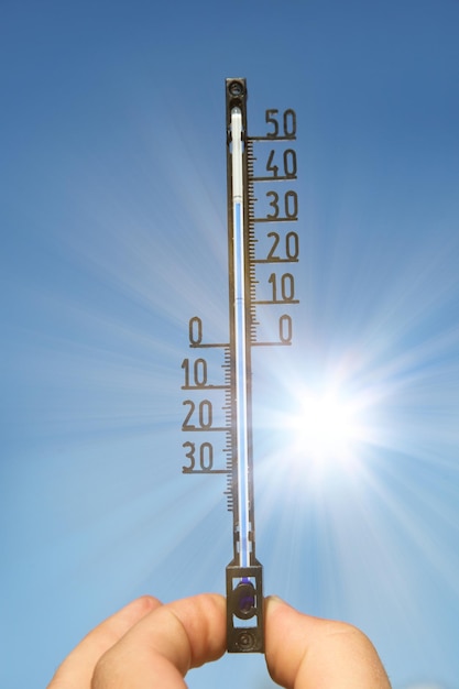 Foto thermometer met schaal van celsius die extreem hoge temperatuur aangeeft