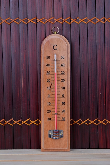 Thermometer op de houten tafel