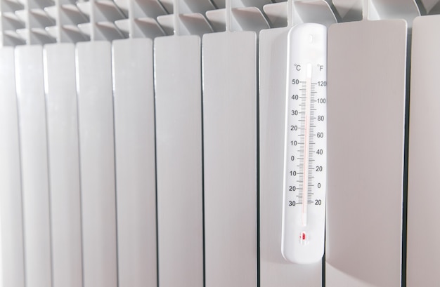 Thermometer op de verwarmingsradiator.