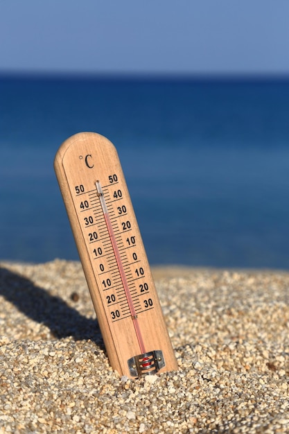 Thermometer op een strand toont hoge temperaturen