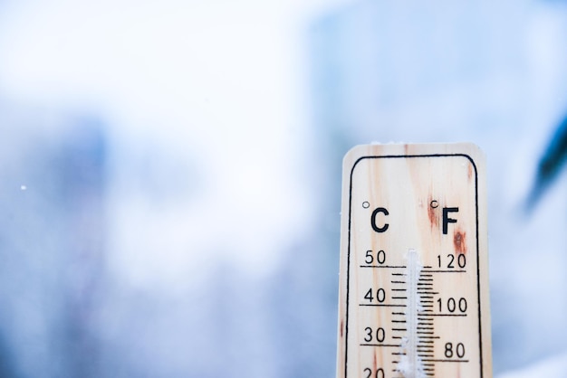 Photo thermometer on snow with low temperatures in celsius or fahrenheit in winter.