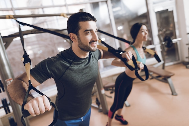 Sono in palestra e concentrati sugli esercizi.