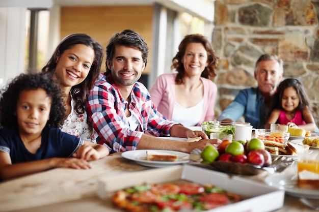 Photo they enjoy bonding over meals a happy family enjoying a meal time together