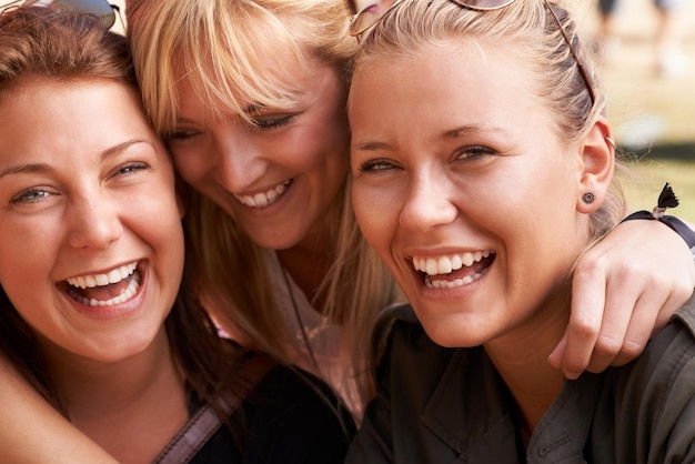 Foto si divertono così tanto quando si incontrano. ritratto di tre migliori amici sorridenti che si abbracciano.