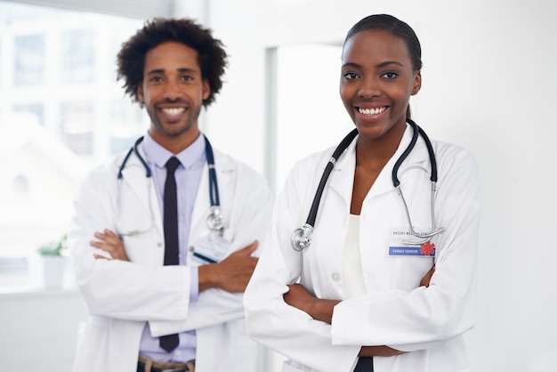 彼らは医学に捧げられています部屋に立っている2人の医者の肖像画