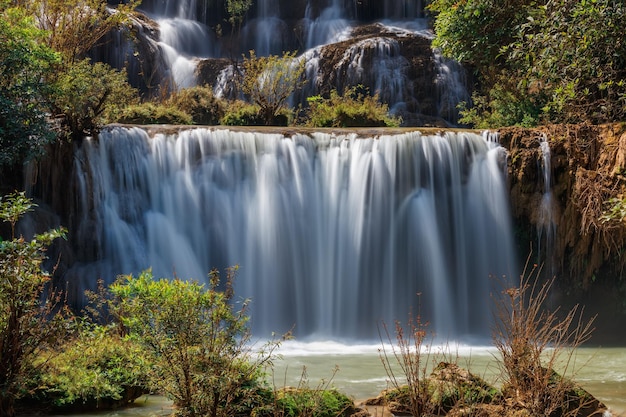 Thi lo su Waterfallкрасивый водопад в глубине тропического леса, провинция Так, Таиланд