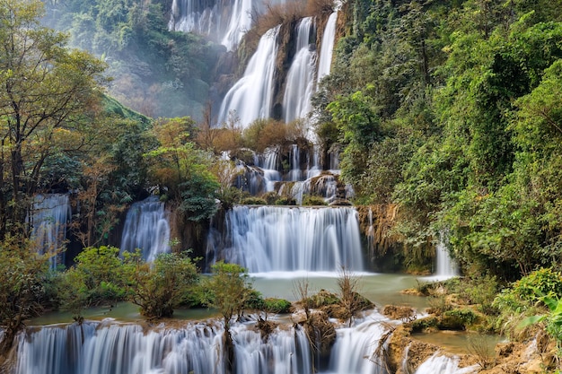 Thi lo su Waterfallprachtige waterval in diep in regenwoudTak provincie Thailand