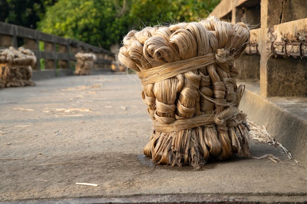 生のジュートの厚い茶色の束が地面にある