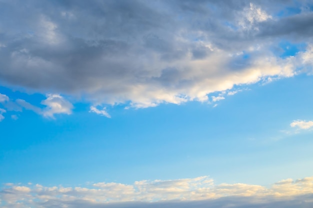 青い空の上下に厚い雲 テキストの曇り空の背景