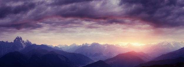 산에 짙은 안개 구울 레트. 조지아, 스바 네티 유럽.