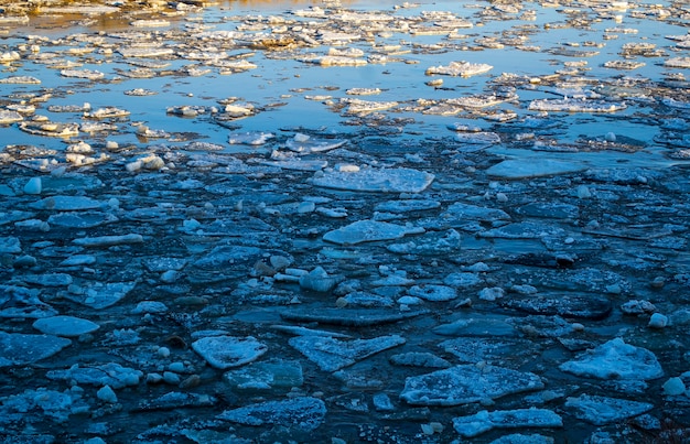 Photo thick ice pieces on the river in the winter thaw