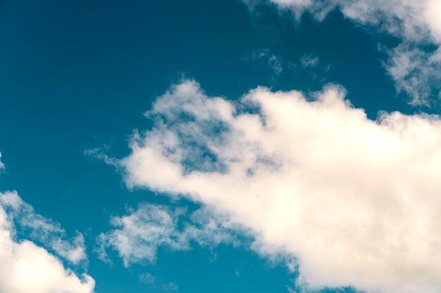 空の厚い雲と低い雲