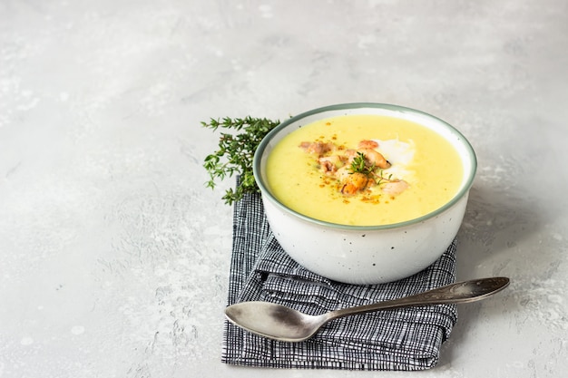 Photo thick milky chowder soup with seafood served with sour cream, thyme and pepper