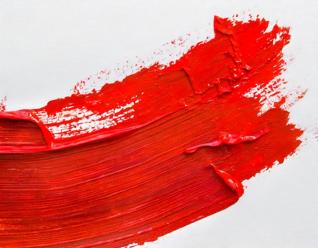 Фото Толстый красный штрих акриловой масляной краски штрих на белом фоне