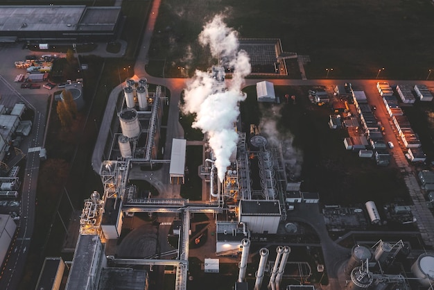 工場の環境汚染による煙の高さから、工場の景色から濃い煙が立ち上る