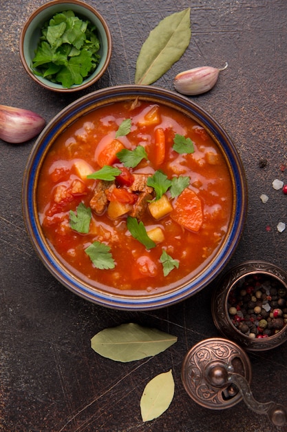 Zuppa spessa di pomodoro con carne, cereali e verdure