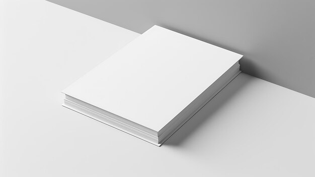 Толстая белая книга помещена на белый стол Книга ориентирована в ландшафт и пустая