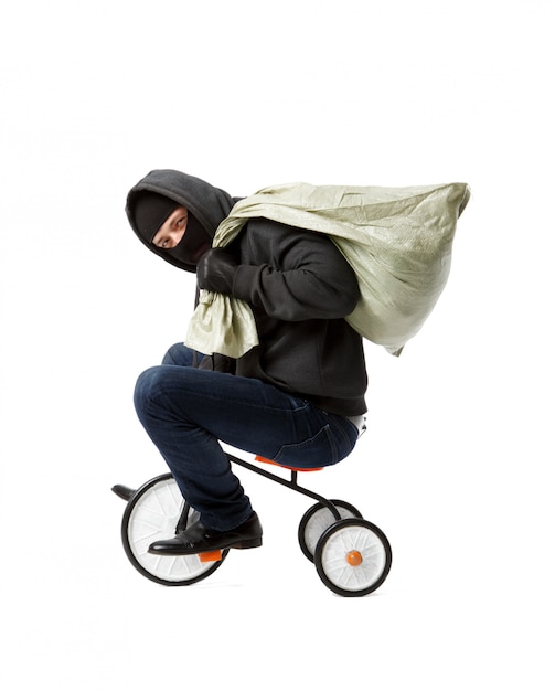 Foto il ladro va in bicicletta per bambini