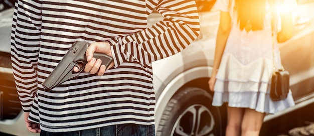 Foto ladro sta cercando di rubare l'auto al parcheggio pubblico