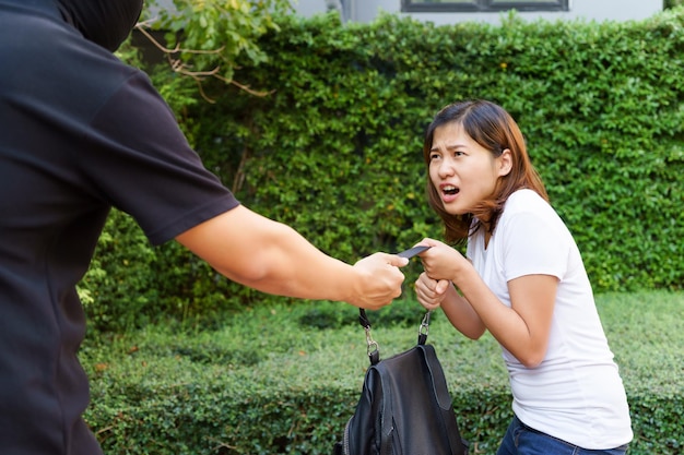 사진 도이 여자의 지갑을 쳤어