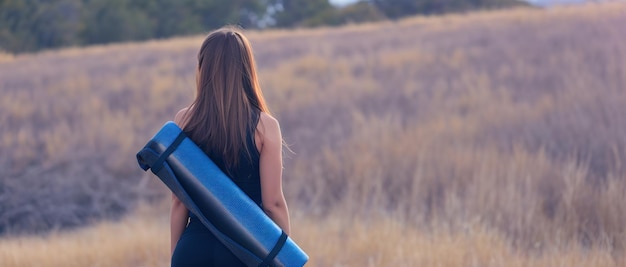 Una ragazza magra e atletica si prende una pausa tra una lezione e l'altra