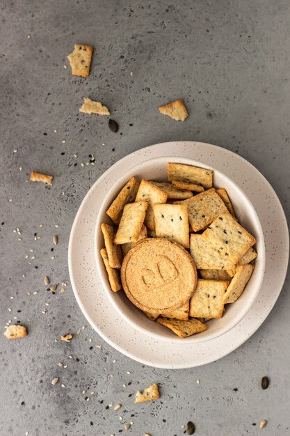 사진 회색 콘크리트에 씨앗과 얇고 바삭한 wholegrain 크래커.