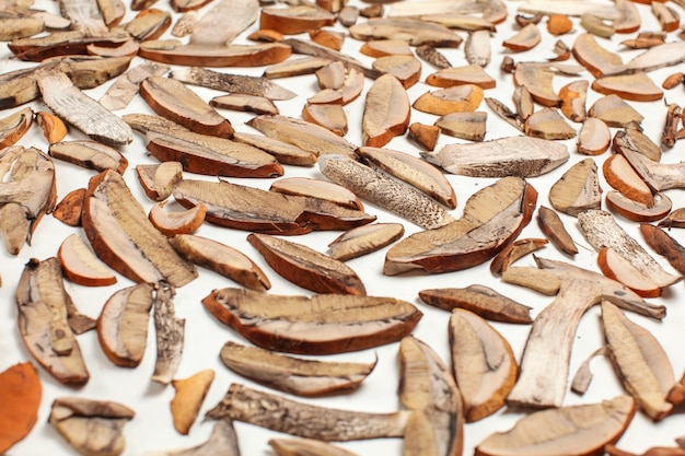 삼림 버섯의 얇은 조각 - 오렌지 컵 스카버 스토킹 종류 - 흰 종이에 남겨서 건조