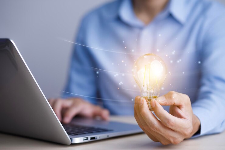 Photo thinking and creative concept close up the light bulb and man working on the desk creativity and innovation are keys to success new idea and innovation with brain and light bulbsbig data