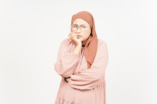 Мышление и любопытное выражение красивой азиатской женщины в хиджабе, изолированной на белом фоне
