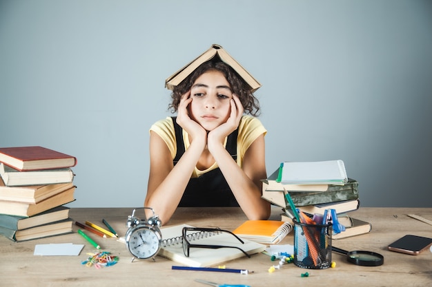 Photo thinking and learning girl in the table