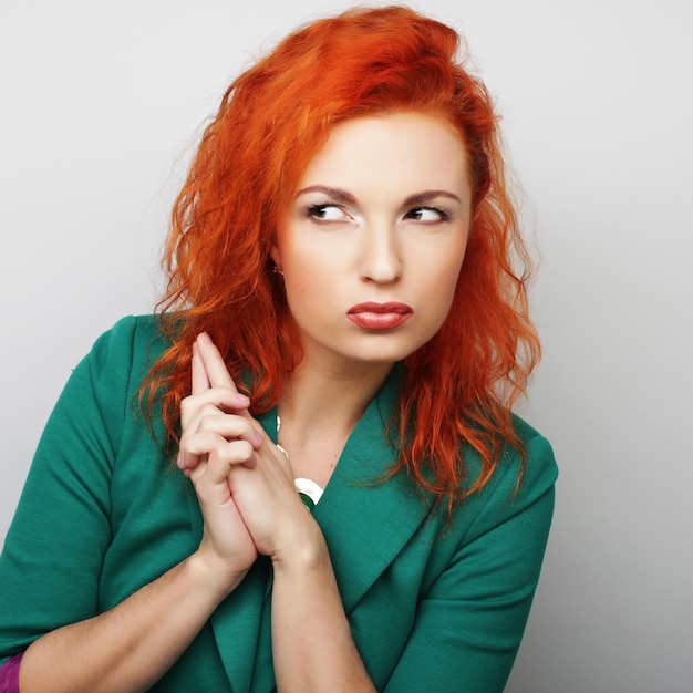 Photo thinking woman pondering over something