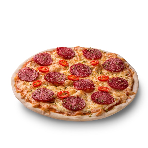 薄くスライスしたペパロニは、アメリカンスタイルのピッツェリアで人気のピザトッピングです。白い背景で隔離。静物