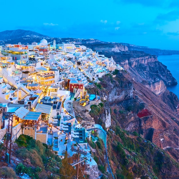 Thira-stad op het eiland Santorini bij schemering, Griekenland