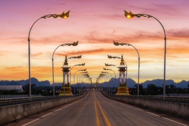 日の出時に3番目のタイラオス友好橋