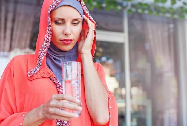 Foto donna musulmana assetata durante il ramadan