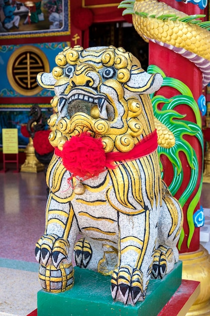 Foto questo leone di pietra dai colori vivaci rappresenta la credenza cinese e asiatica orientale che i colori brillanti