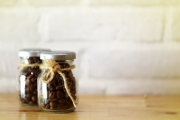 これは、ガラス容器に入った暗い焙煎コーヒー豆です