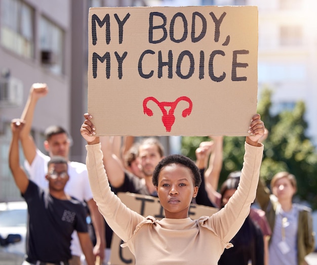 Questo è il mio corpo. inquadratura di una giovane donna a una manifestazione con in mano un cartello.